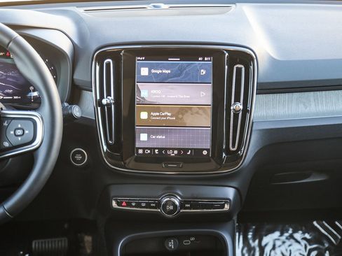 Used 2025 Volvo XC40 B5 Plus image 14