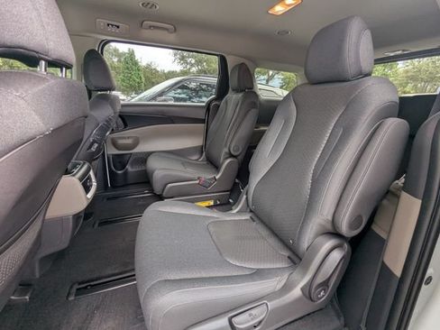 New 2027 Kia Carnival LX FWD image 16