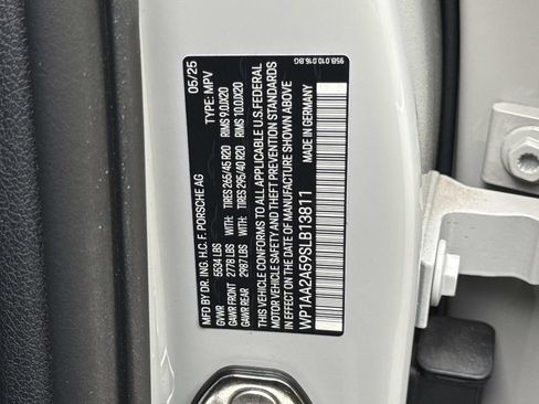 Certified 2025 Porsche Macan Turbo AWD/4WD image 10