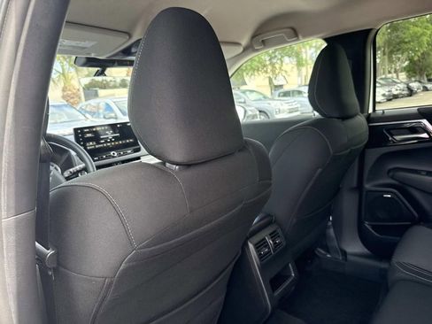 Used 2025 Mitsubishi Outlander ES FWD image 12
