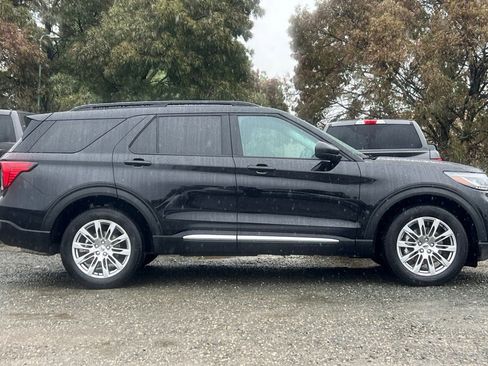 Used 2025 Ford Explorer Active w/ Active Comfort Package image 3