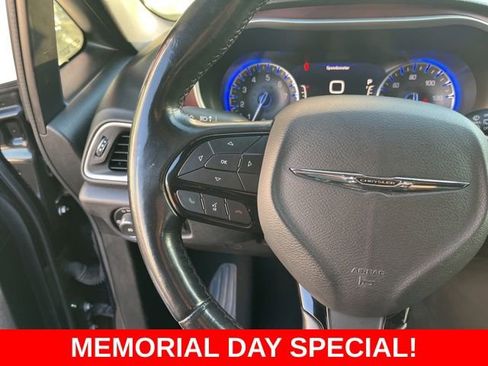 Used 2020 Chrysler Pacifica Touring-L FWD image 19