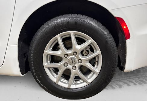 Used 2024 Chrysler Pacifica Touring-L FWD image 50