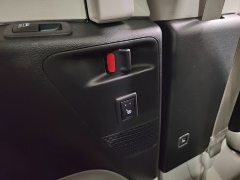 Used 2024 Chrysler Pacifica Limited image 30