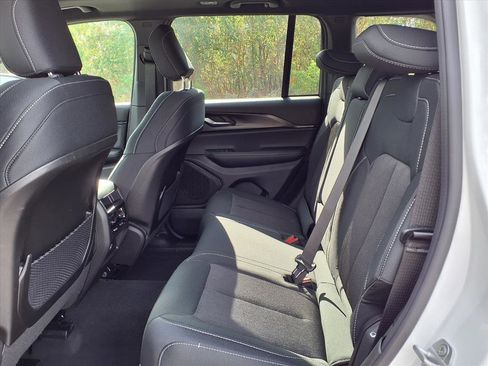 New 2025 Jeep Grand Cherokee Laredo X image 9