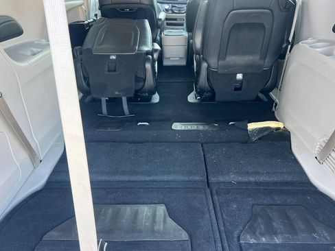 Used 2024 Chrysler Pacifica Select image 13