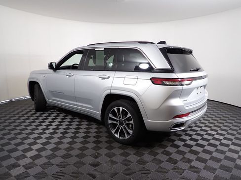 Used 2022 Jeep Grand Cherokee Overland w/ Luxury Tech Group IV AWD/4WD image 12