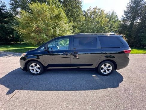 Used 2017 Toyota Sienna LE w/ Cargo Management Package FWD image 6