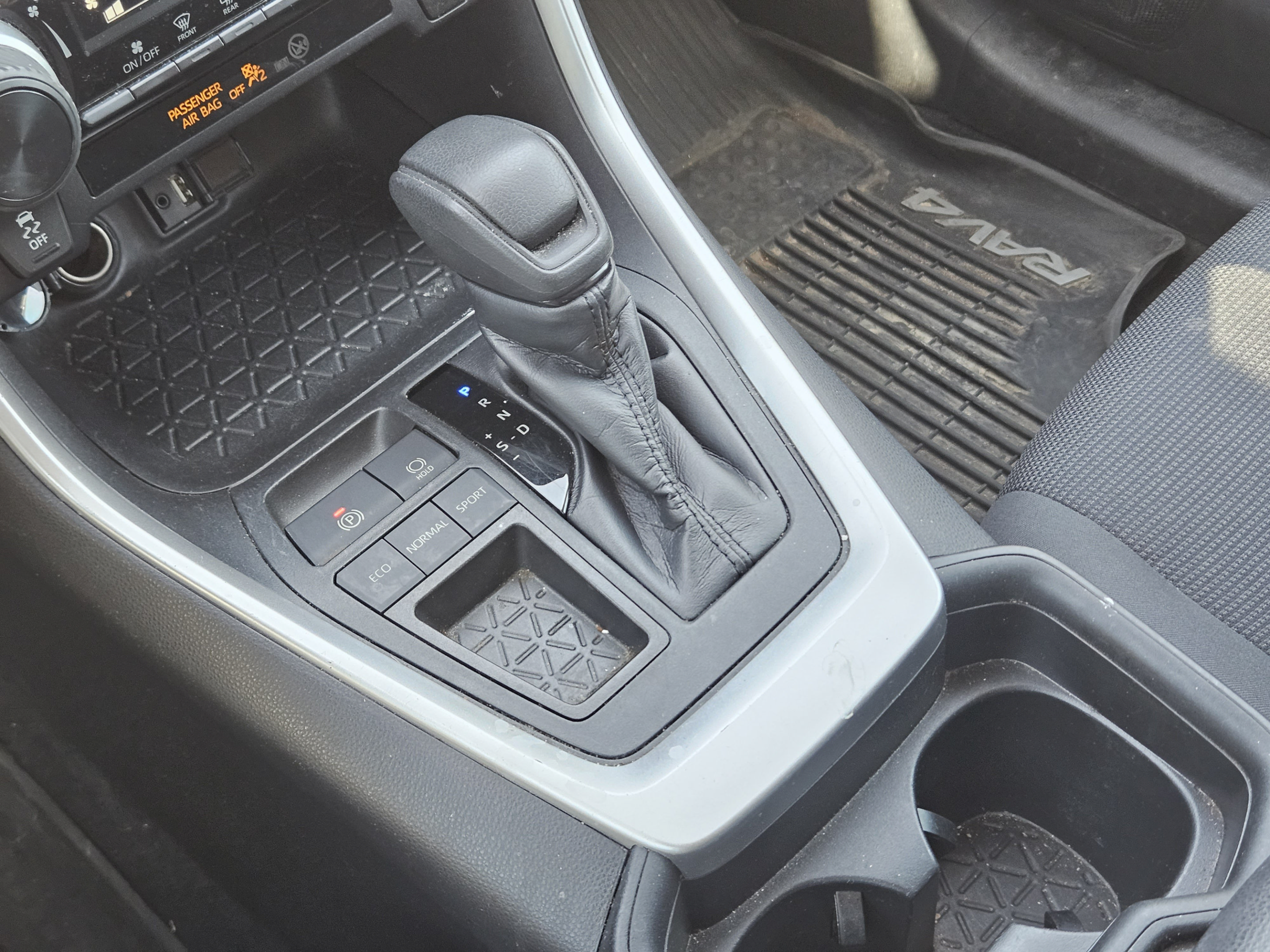 Used 2019 Toyota RAV4 LE FWD image 19