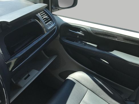 Used 2016 Chrysler Town & Country LX FWD image 28