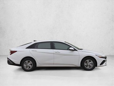 New 2026 Hyundai Elantra SE FWD image 4