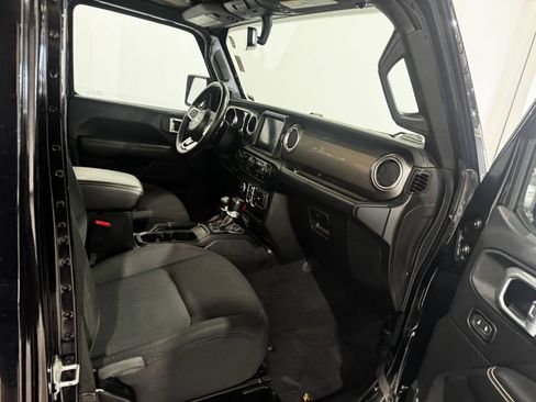 Used 2019 Jeep Wrangler Unlimited Sahara w/ Uconnect 4C Nav & Sound Group AWD/4WD image 23