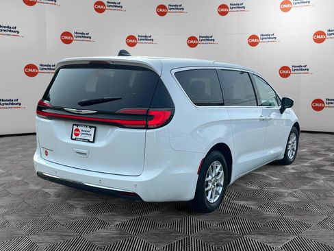 Used 2023 Chrysler Pacifica Touring-L FWD image 5