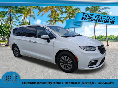 Used 2023 Chrysler Pacifica Touring-L FWD image 2