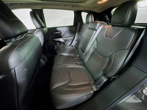 Used 2018 Jeep Cherokee Latitude Plus w/ Comfort/Convenience Group AWD/4WD image 19