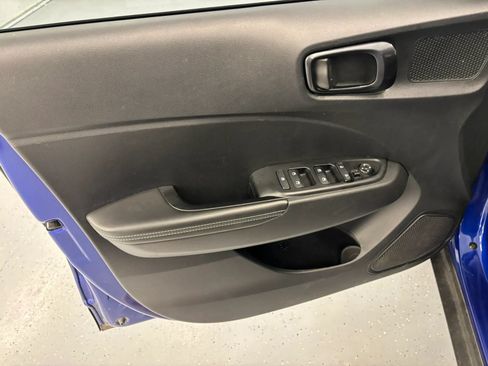 Used 2023 Hyundai Venue Limited FWD image 21