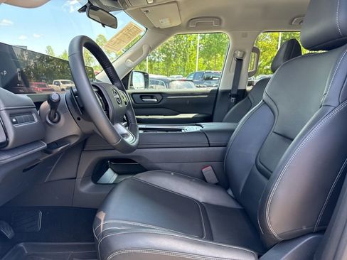 Used 2025 Nissan Armada SV AWD/4WD image 9