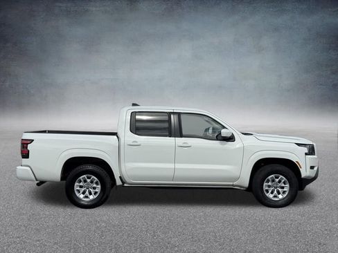 Used 2024 Nissan Frontier SV AWD/4WD image 2