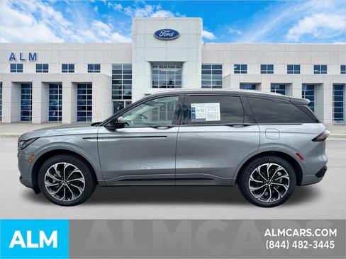Used 2025 Lincoln Nautilus Reserve AWD/4WD image 9