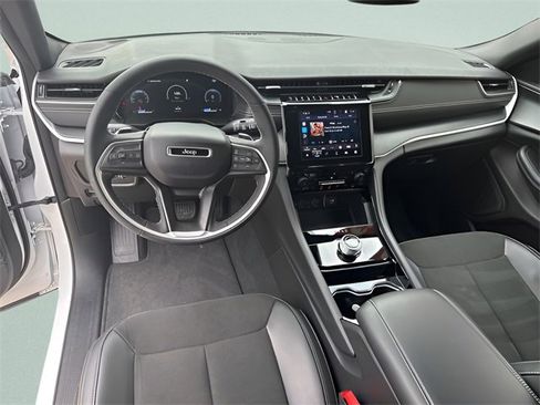 Used 2023 Jeep Grand Cherokee Altitude image 14