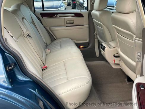 Used 2003 Lincoln Town Car Signature RWD image 11