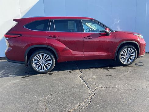 Used 2022 Toyota Highlander Platinum image 3