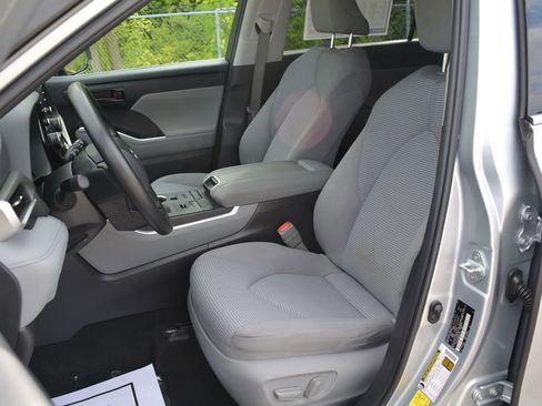 Used 2021 Toyota Highlander L AWD/4WD image 9