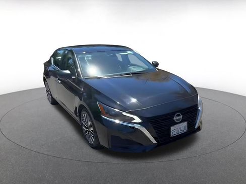 Used 2025 Nissan Altima 2.5 SV FWD image 3
