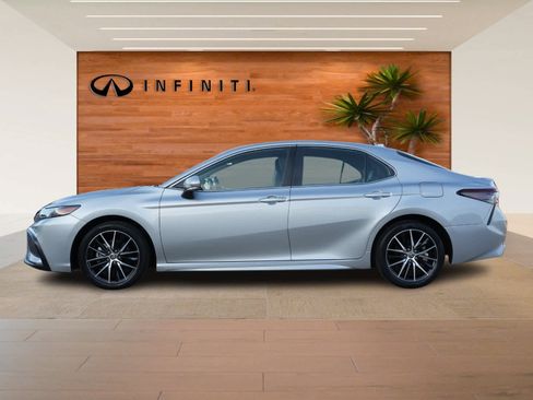 Used 2023 Toyota Camry SE image 4