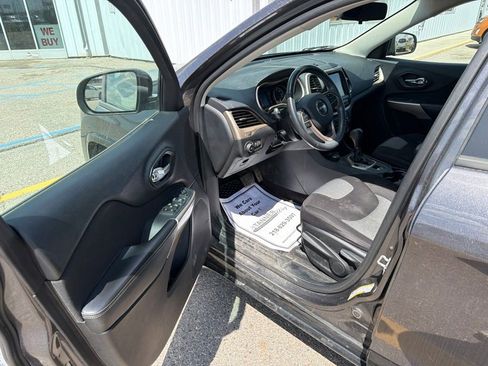 Used 2018 Jeep Cherokee Latitude AWD/4WD image 11