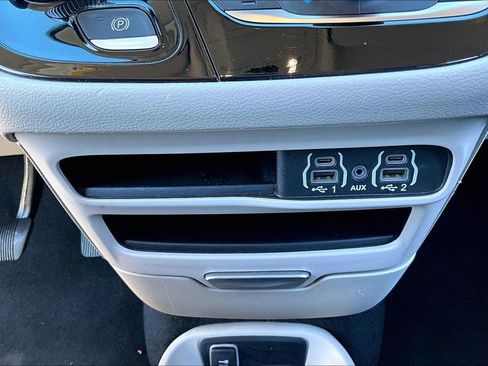 Used 2024 Chrysler Pacifica Touring-L image 15