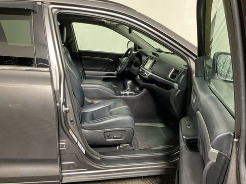 Used 2017 Toyota Highlander SE AWD/4WD image 38
