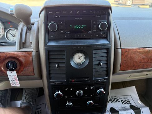 Used 2008 Chrysler Town & Country LX FWD image 18