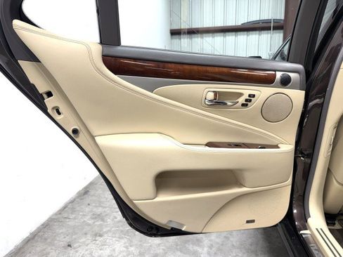 Used 2013 Lexus LS 460 w/ Ultra Luxury Pkg RWD image 39