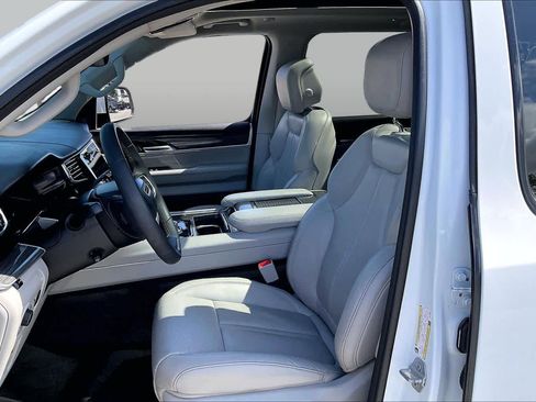 Used 2022 Jeep Wagoneer Series II w/ Premium Group I RWD image 8