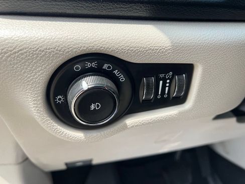 Used 2019 Chrysler Pacifica Touring Plus w/ Cold Weather Group FWD image 27