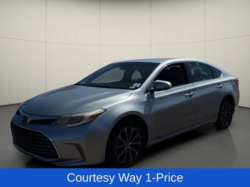 Used 2018 Toyota Avalon XLE w/ All Weather Liner Package FWD image 4