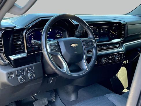 Used 2022 Chevrolet Silverado 1500 LT AWD/4WD image 17