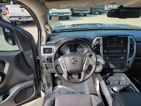 Used 2021 Nissan Titan SV w/ SV Convenience Package RWD image 17