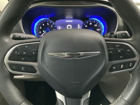 Used 2024 Chrysler Pacifica Touring-L FWD image 24
