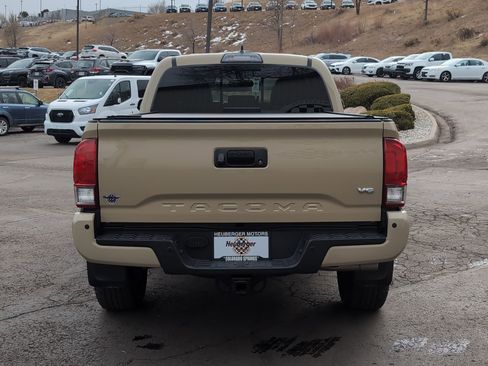 Used 2017 Toyota Tacoma TRD Off-Road image 6