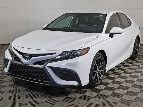 Used 2023 Toyota Camry SE FWD image 5