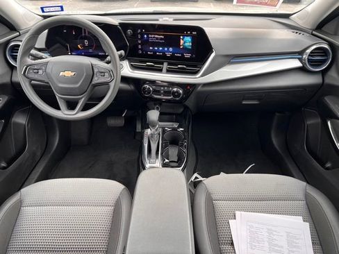 Used 2025 Chevrolet Trax LT image 11