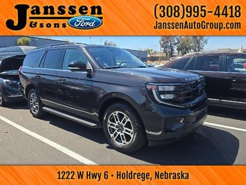 Used 2025 Ford Expedition Active AWD/4WD image 3