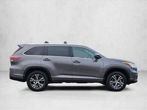 Used 2016 Toyota Highlander XLE FWD image 4