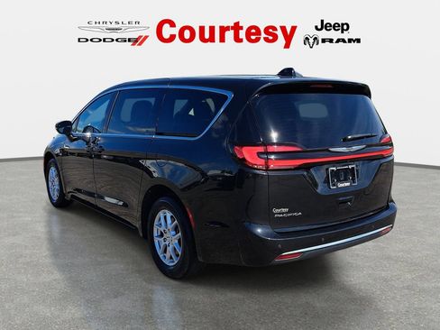 Used 2023 Chrysler Pacifica Touring FWD image 6