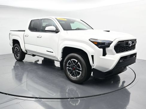 Used 2025 Toyota Tacoma TRD Sport AWD/4WD image 2