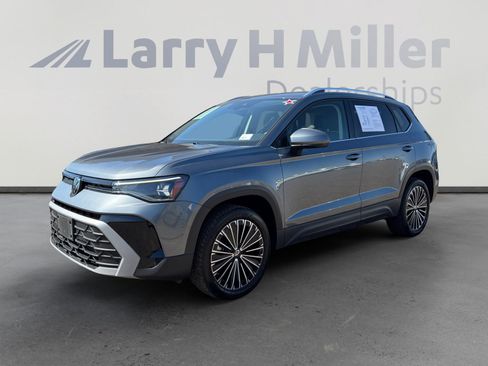 Used 2025 Volkswagen Taos SE FWD image 1