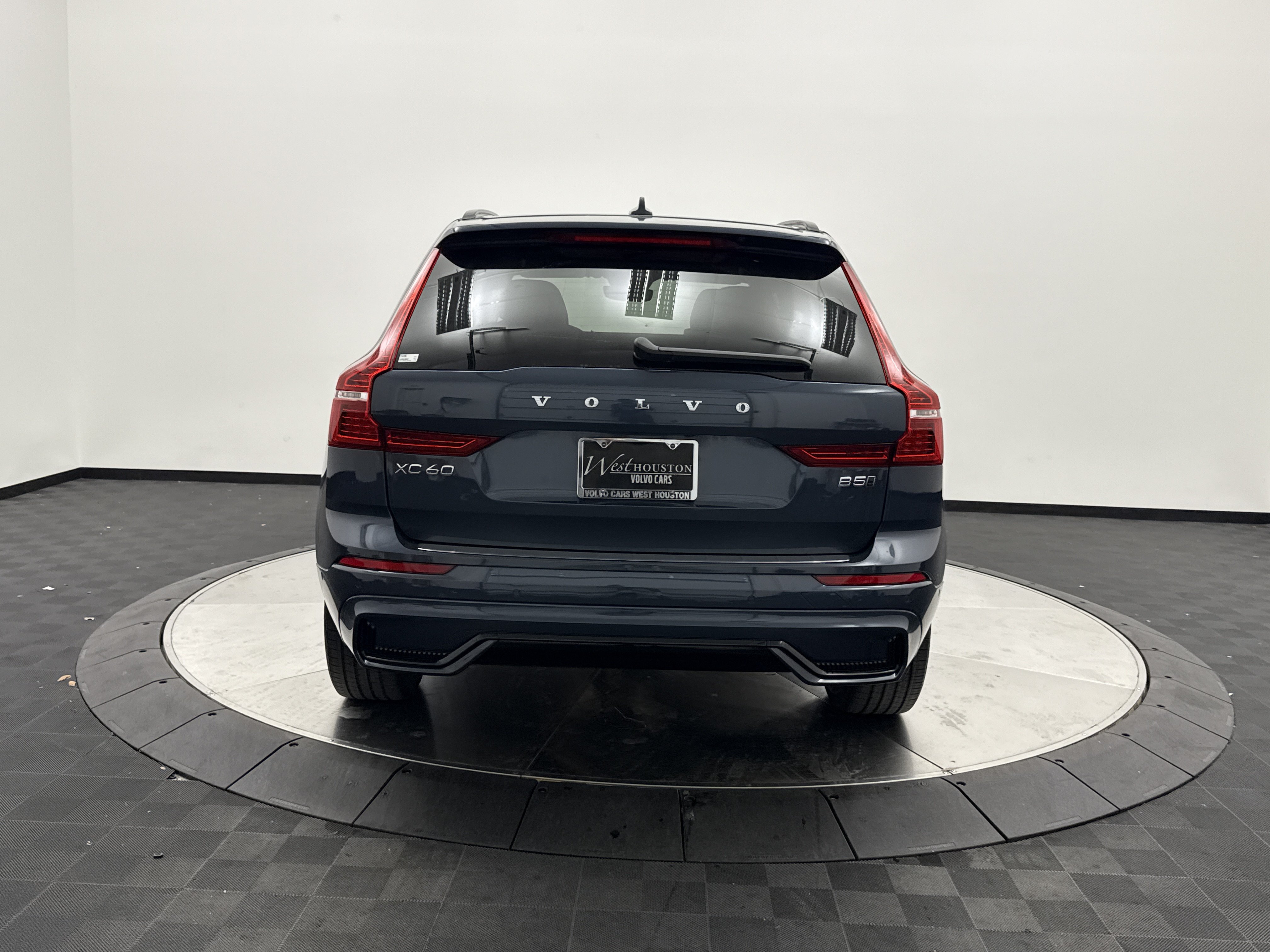 Certified 2024 Volvo XC60 B5 Ultimate w/ Protection Package Premier AWD/4WD image 6