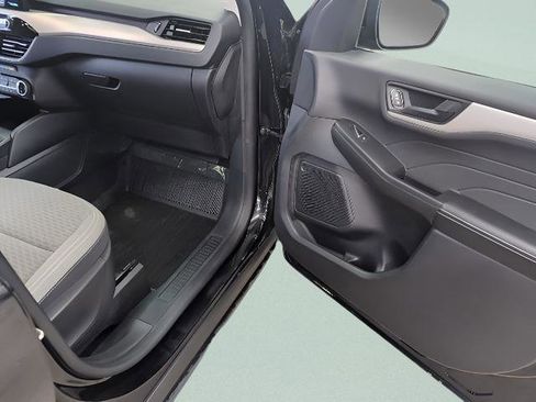 Used 2022 Ford Escape SE w/ SE Sport Appearance Package image 24